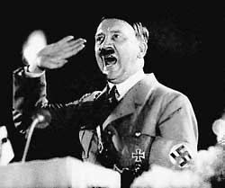 Гитлер машет рукой с разинутым ртом (они вдвоем это делают!;) 