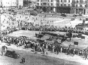Площадь Свердлова. Один из сбитых над столицей фашистских бомбардировщиков