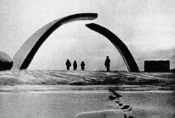 Этот монумент сооружен у Ладожского озера там, где начиналась Дорога жизни. Разорванное кольцо символизирует брешь, пробитую во вражеской блокаде.
